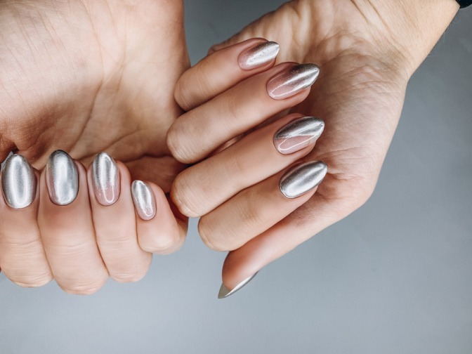 Chrome Nails als Nagellacktrend 2024