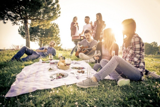 Pärchen beim Picknick.