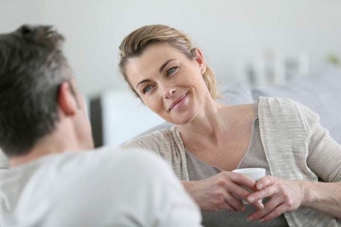 Eine Frau in den Wechseljahren schaut ihren Partner an