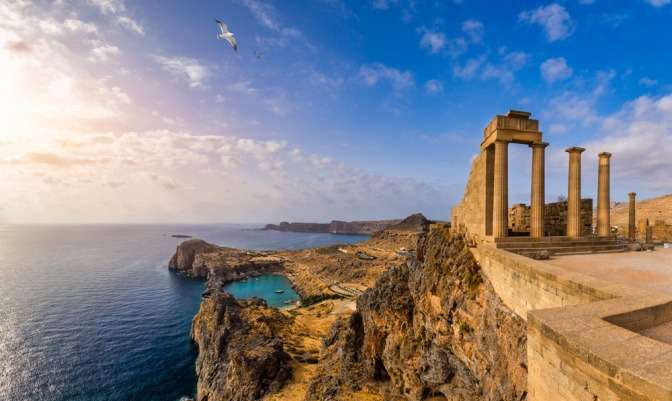 Meer und Ruinen in Griechenland als Reiseziel im Juni