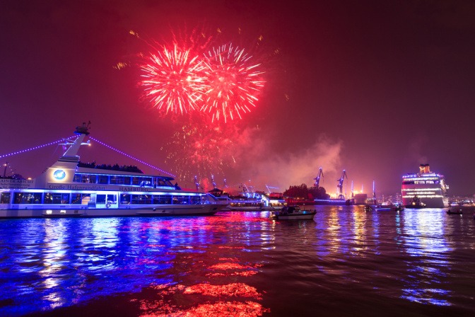 Feuerwerk über dem Hamburger Hafen als Reiseziel im Mai