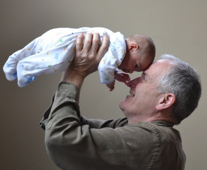 Ein Baby mit einem älteren Mann.