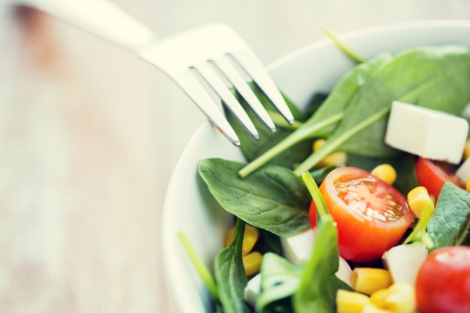 Schüssel mit gesundem Salat und Gabel