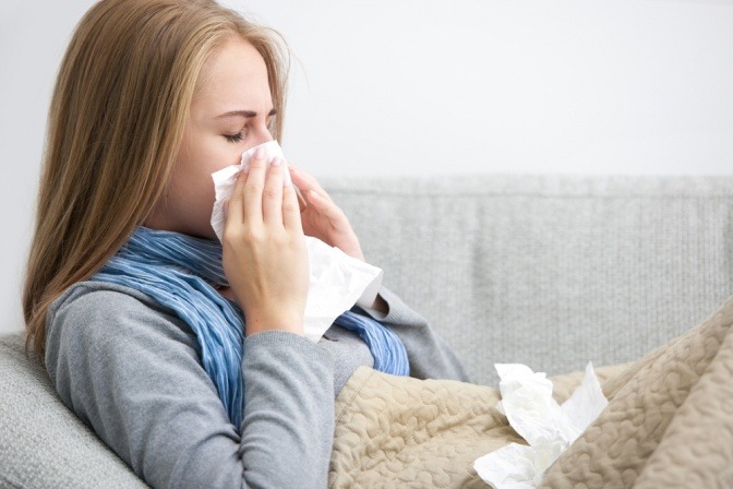 Eine Frau mit Schnupfen sollte Aromatherapie anwenden