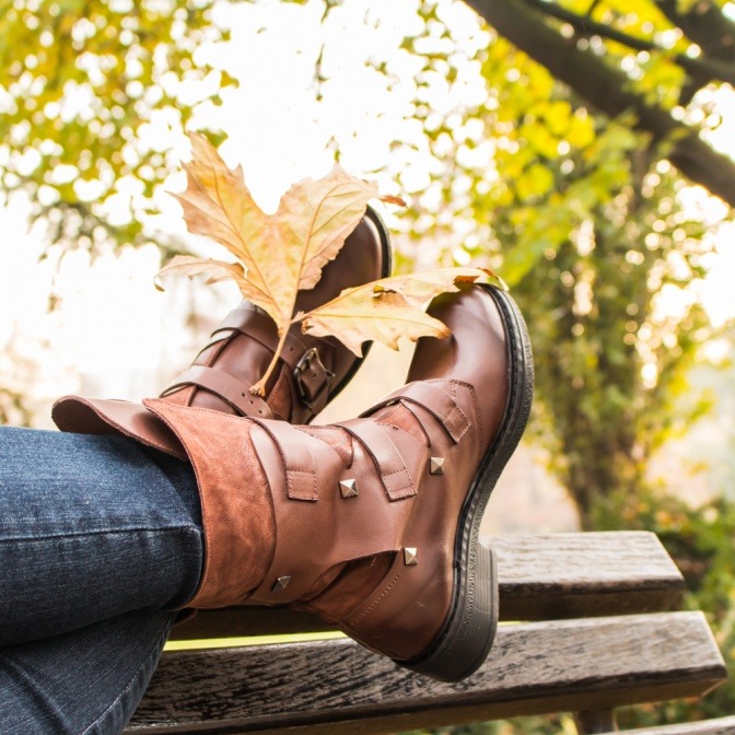 Eine Frau hat Schuhe von Schuhtrends im Herbst und Winter 