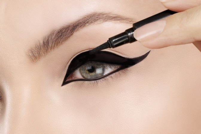 Ein Auge mit schwarzen breiten flüssigen Eyeliner