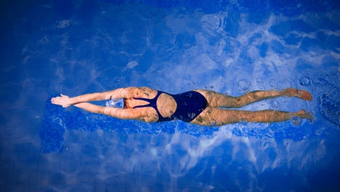 Schwimmende Frau