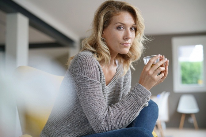 Eine Frau in den Wechseljahren sieht selbstbewusst aus