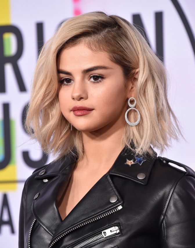 Selena Gomez trägt aktuell einen blonden Bob