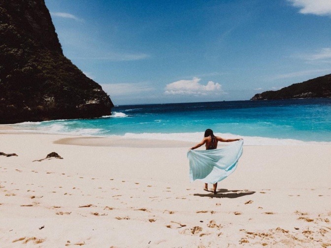 Eine Frau mit Strandmode am Strand