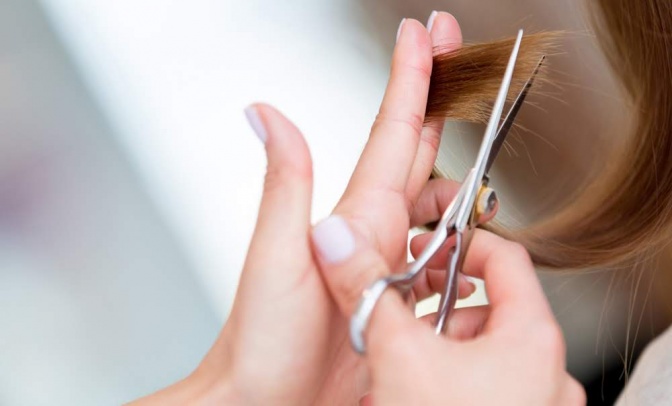 Strapazierte Haare werden geschnitten