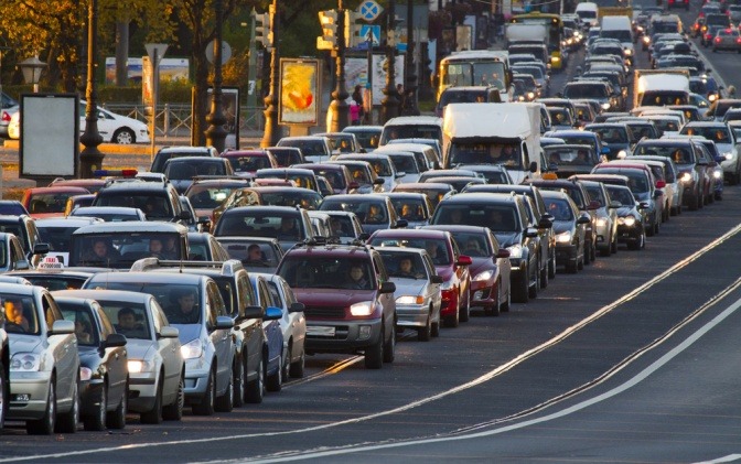 Stadtverkehr mit vielen Autos