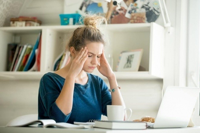 Eine Frau scheint wegen Stress Kopfschmerzen zu haben