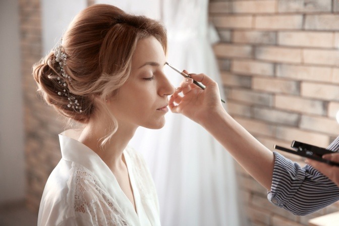 Zwei Frauen zeigen Ihr Frisuren Styling für die Hochzeit