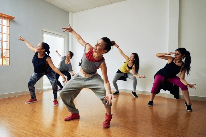 Eine Gruppe von tanzenden Frauen bei einem Tanzkurs