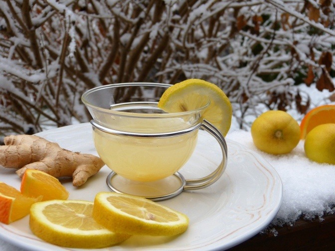 Tasse Tee mit Ingwer und Zitrone im Winter