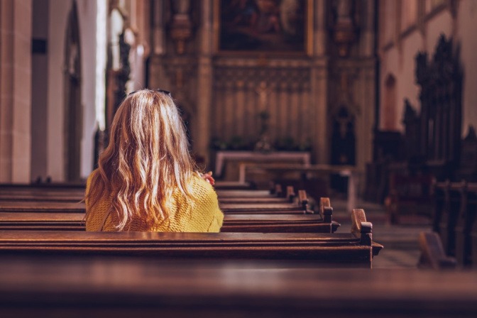 Frau in Kirche im Kloster im Urlaub