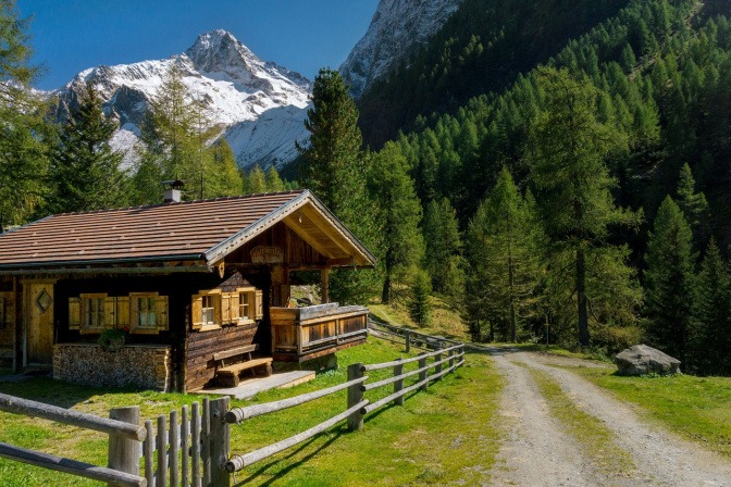 Eine Hütte in den Alpen für Urlaub in Südtirol