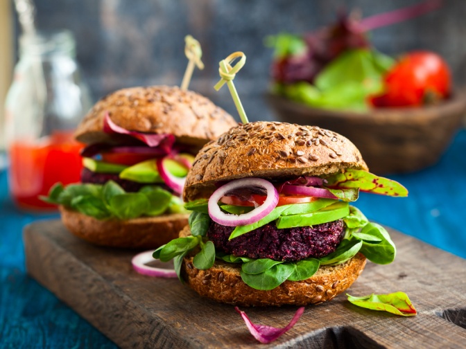 Vegetarische Burgen auf einem Brett