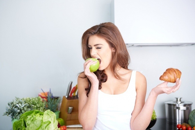 Eine Frau isst Obst als vegetarische Ernährung