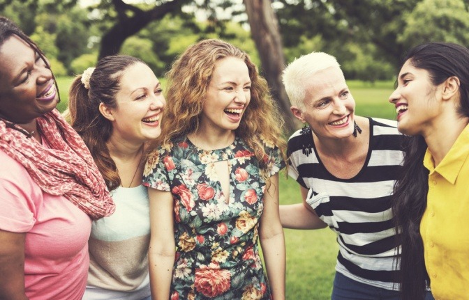 Gruppe von befreundeten Frauen in einem Park.