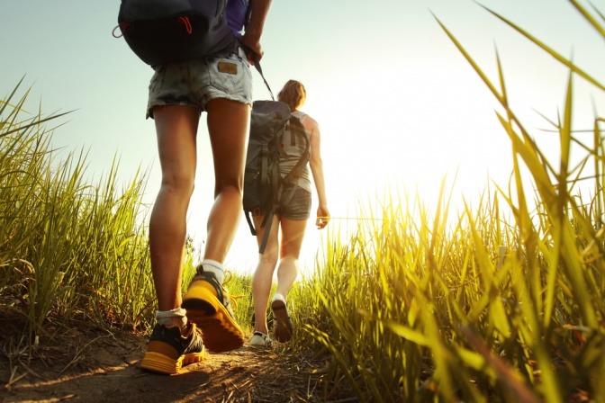 Ein Mann und eine Frau erweitern ihr Bewusstsein durch meditatives Wandern