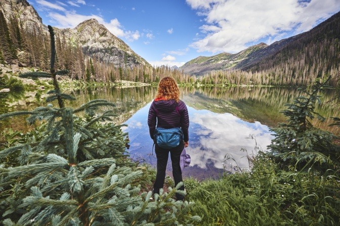 Eine Frau erfährt Glück durch meditatives Wandern