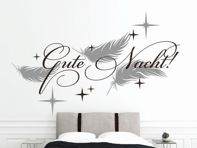 Auf einem Wandtattoo für das Schlafzimmer steht Gute Nacht