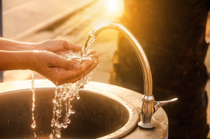 Aus Wasserleitung fließt Wasser