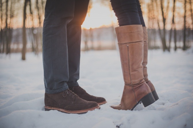 Mann und Frau in Winterschuhen im Schnee