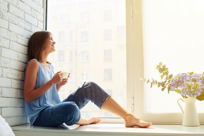 Entspannte Frau mit Teetasse