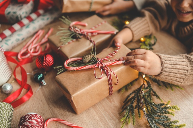 Kinder verpacken Weihnachtsgeschenke