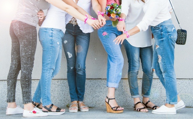 Welche Schuhe zu Jeans passen, sieht man am Foto