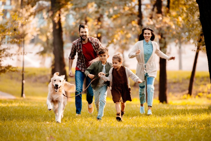 Familie mit Hund als Haustier