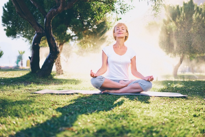 Eine Frau ist in einer Yogaposition