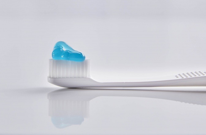 Zahnbürste mit blauer Zahnpasta
