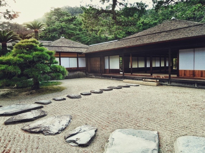 Ein Garten ist nach Zen eingerichtet