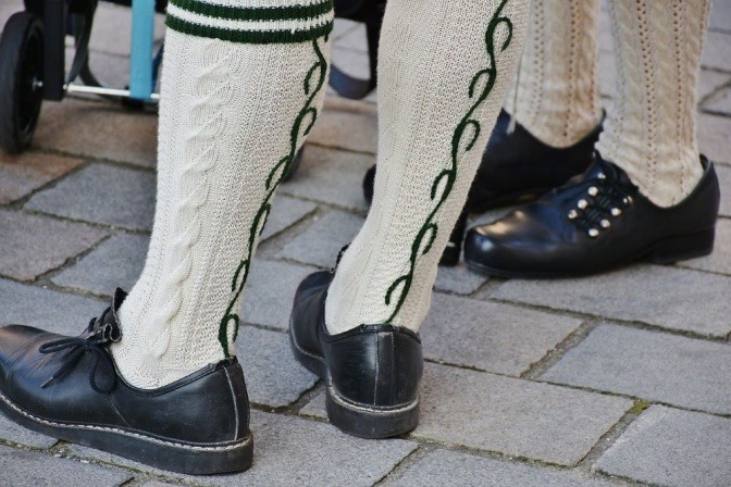 Zu einem Trachten-Outfit wurden schwarze Halbschuhe mit weißen Wollsocken kombiniert