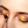 Golderner Lidschatten beim Golden Hour Make up Look