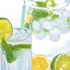 Gläser mit Wasser und Limetten als gesundes Getränk