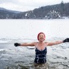 Frau beim Eisbaden mit gutem Immunsystem