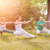 Menschengruppe macht Qigong in der Natur.