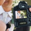 Ein Brautpaar wird fotografiert, um die Erinnerungen an die Hochzeit festzuhalten