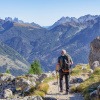 Mann bei einer Wanderung in den Bergen