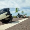 Ein Motorrad-Helm liegt nach einem Unfall auf der Straße