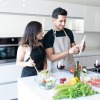 Eine Frau und ein Mann nutzen Zuckerersatz zum Kochen