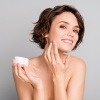 Frau mit schöner Haut pflegt sich mit präbiotischer Hautpflege