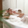 Eine Frau entspannt in der Badewanne für Selfcare