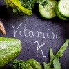 Auf einer Tafel steht Vitamin K, rundherum ist Gemüse