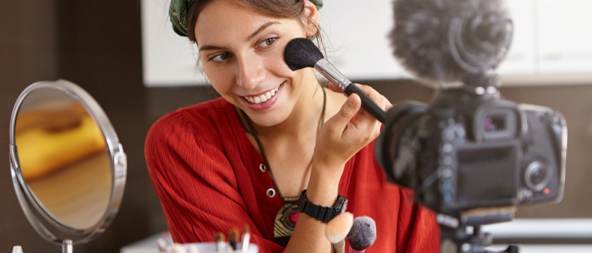 Willst du Beauty-Bloggerin oder Lifestyle-Bloggerin werden? Dann melde dich bei uns! Frau wird beim Schminken von Kamera gefilmt